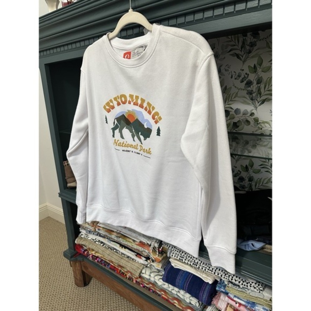 The American Outdoorsman Wyoming Sweatshirt Womens Sz S White‎ Pullover NWT - Picture 2 of 6
